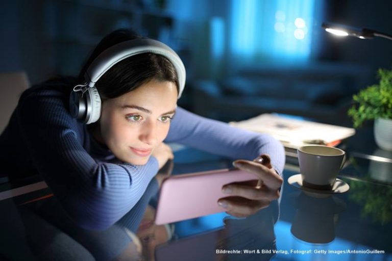 Mehr über den Artikel erfahren Trockene Augen, Schielen, Schlafstörungen: Wie schlecht ist Fernsehen auf dem Smartphone wirklich?