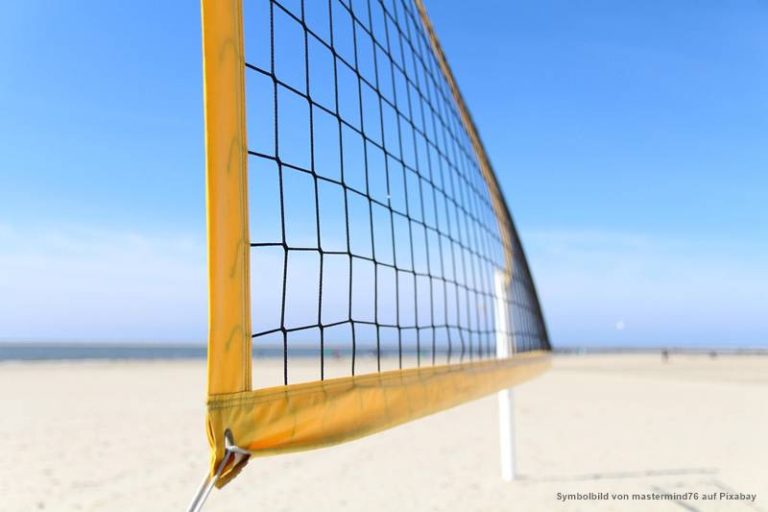 Mehr über den Artikel erfahren Beachvolleyballturnier der Polizeidirektion Lübeck – Spendenübergabe in Grömitz