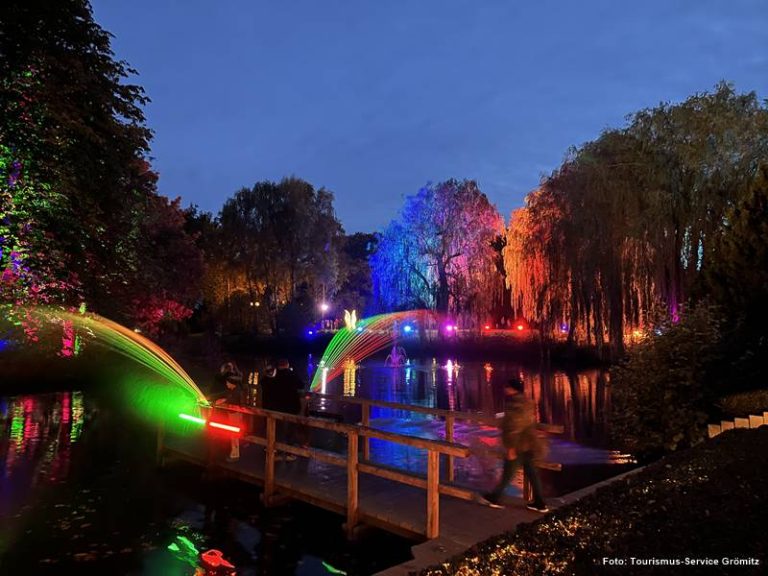 Mehr über den Artikel erfahren Lichtermeer im Kurpark Grömitz