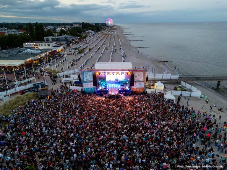 Mehr über den Artikel erfahren Zurück in die 90er: der nächste Act für „Sonne, Strand & Sterne 2026“ steht fest!