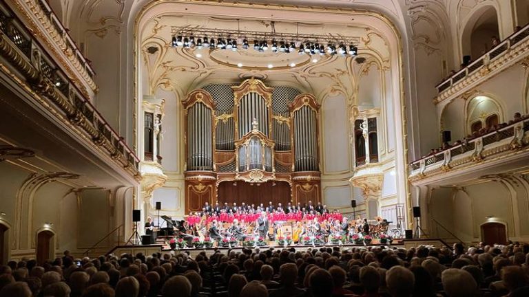 Mehr über den Artikel erfahren Weihnachtskonzert in der Hamburger Laeiszhalle